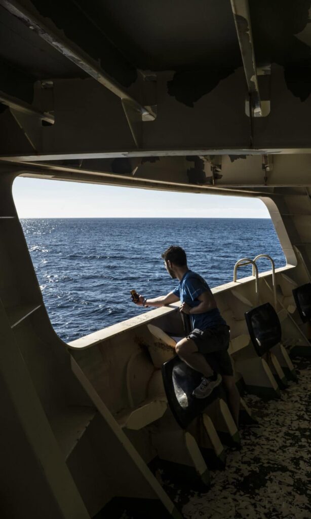 Giuseppe Suaria à la proue du bateau. Il mène une étude sur la présence de micro-plastiques dans l'océan. 