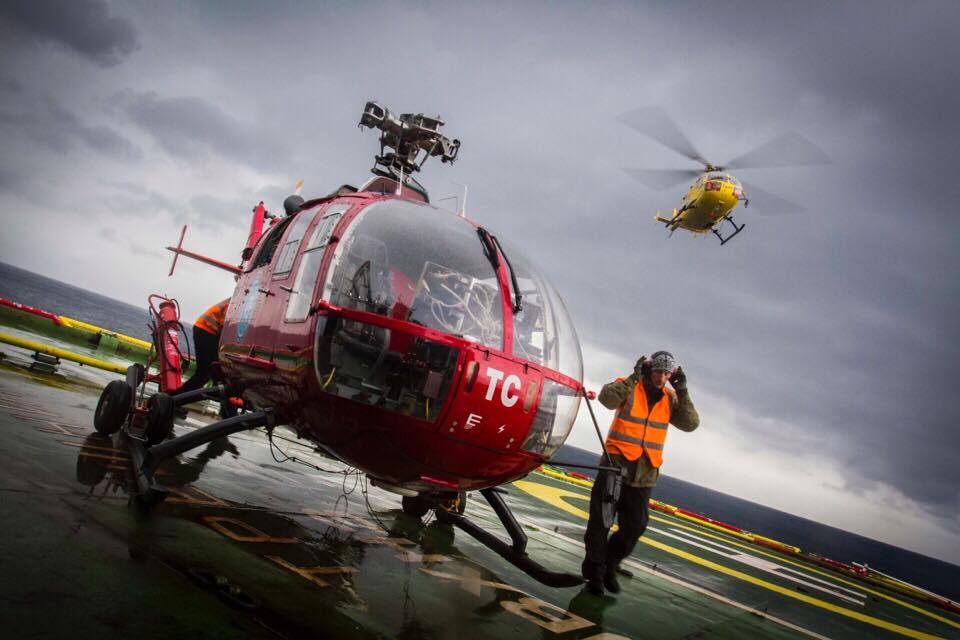 l'équipe hélicoptère achèvent ses derniers tests. The helicopters team is finishing the tests.