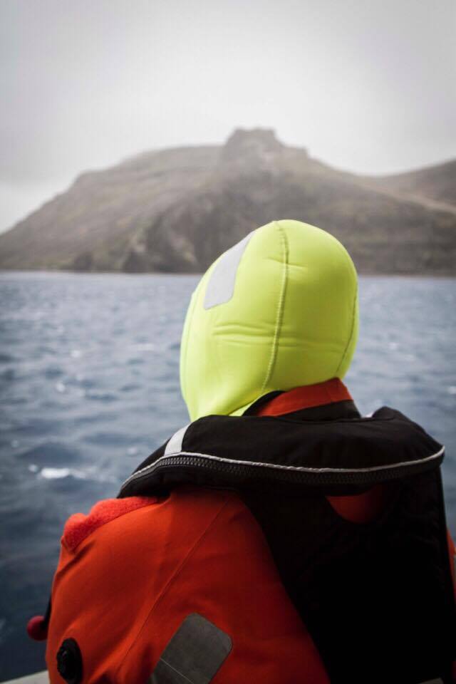 Un scientifique déçu regarde l’ile So close, yet so far... A disappointed scientist looks at Possession Island