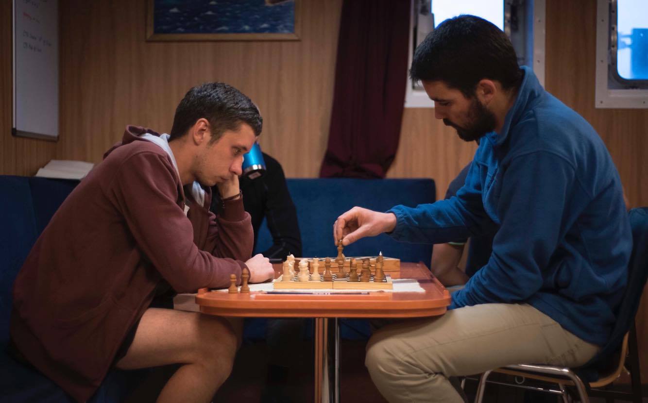 Silence d’église et concentration pour cette partie entre Stéphane et Philip. /Silence and concentration in this game between Stéphane and Philip.