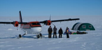 Our two pilots alongside Eva and Éliot, after landing on the Ward Hunt Island. &copy; Bastien Ruols, all rights reserved