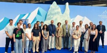 The early-career researchers of the "Génération Cryosphère" project with Audrey Azoulay (Director General, UNESCO), Frederik Paulsen (President, Fondation Albédo pour la Cryosphère), Jérôme Chappellaz (President of the Scientific Council, Fondation Albédo pour la Cryosphère), Heïdi Sevestre, and Matthieu Tordeur. 
